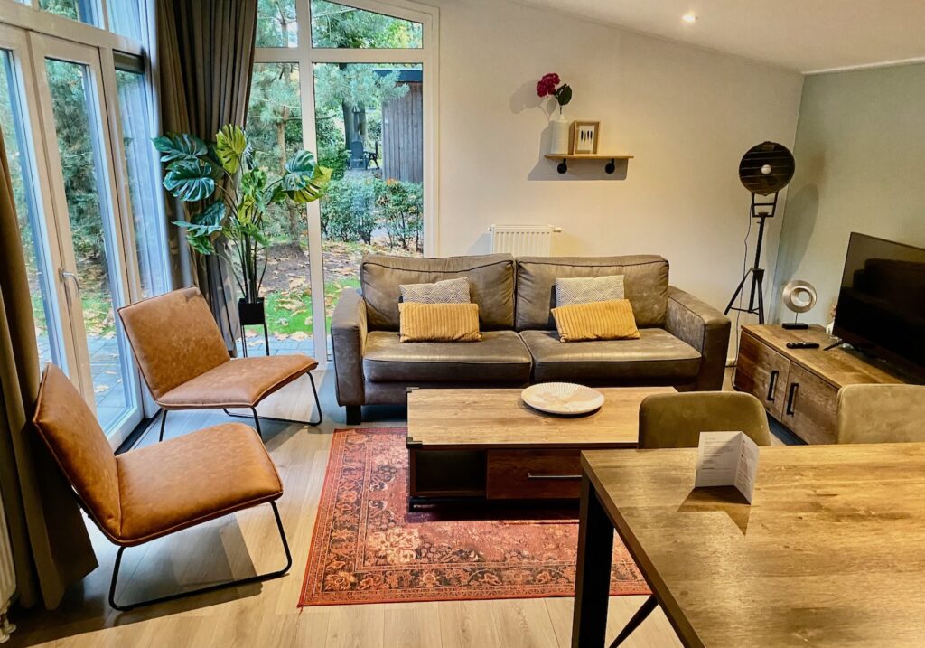 De woonkamer van huisje 81 op landgoed De Scheleberg in Lunteren