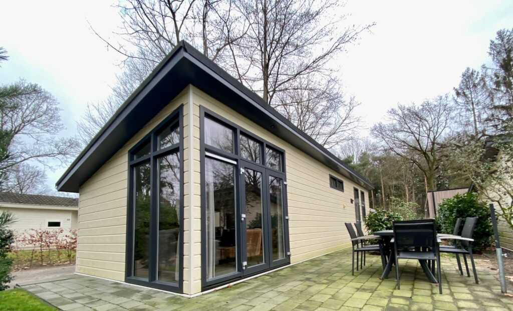 vakanttiehuisje 81 op De Scheleberg aan de buitenkant in de winter